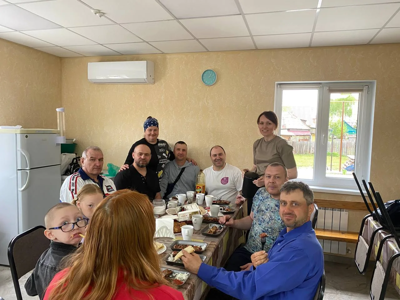 Люди общаются после собрания в церкви